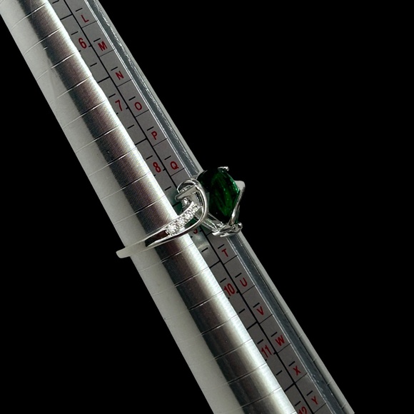 Synthetic Emerald Centre Stone Ring Rhinestone Detail 925 Silver Plate Size 9 - Picture 5 of 10